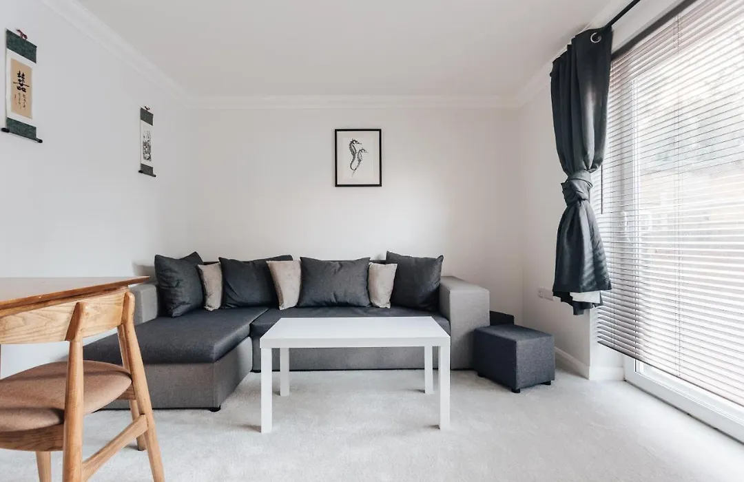 Modern Peaceful Flat In Town With Parking-1