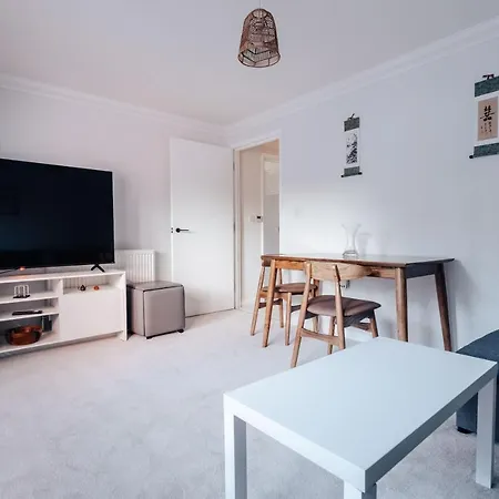 Modern Peaceful Flat In Town With Parking-3